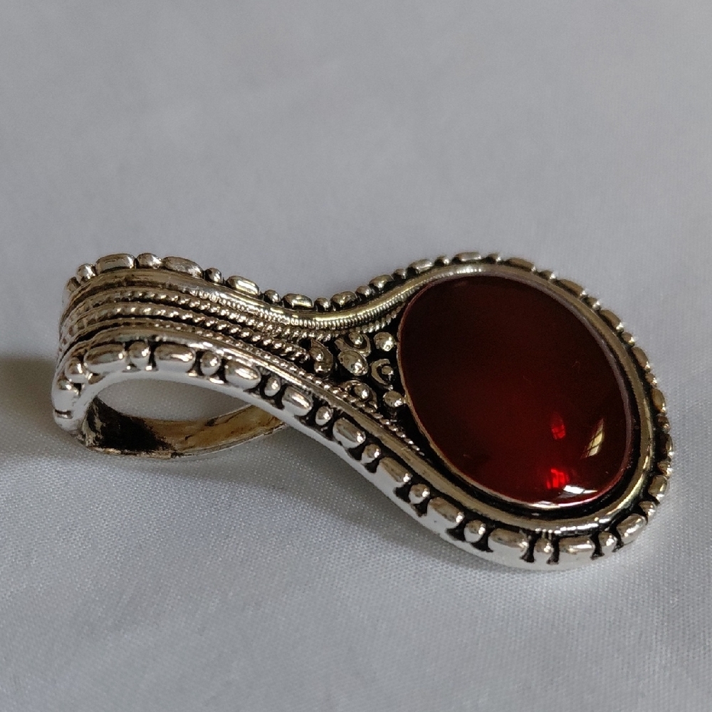 Elegant Silver and Red Pendant - Picture 2 of 8